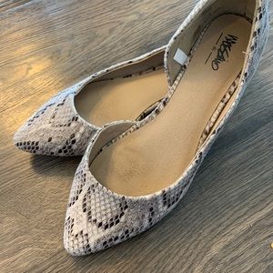 Flats in snake print